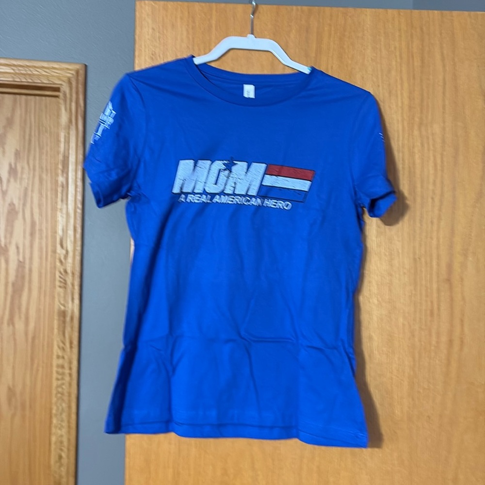 Cool “Mom” shirt